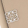 Petit portefeuille vertical Anagram en cuir de veau grainé galet Sand Petit portefeuille vertical Anagram en cuir de veau grainé galet Sand