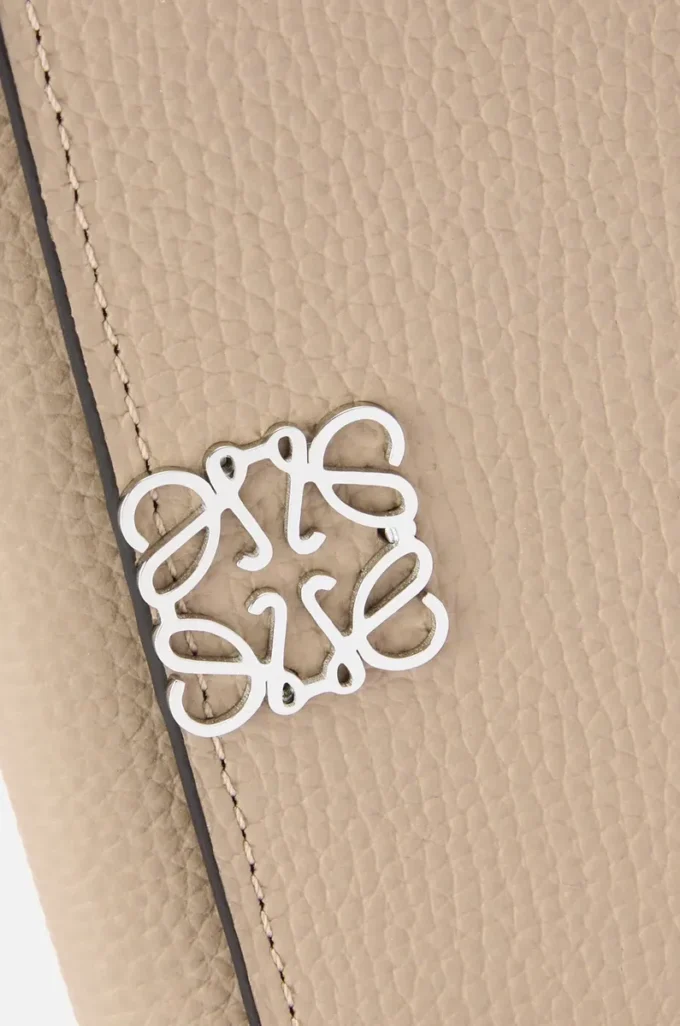 Petit portefeuille vertical Anagram en cuir de veau grainé galet Sand Petit portefeuille vertical Anagram en cuir de veau grainé galet Sand