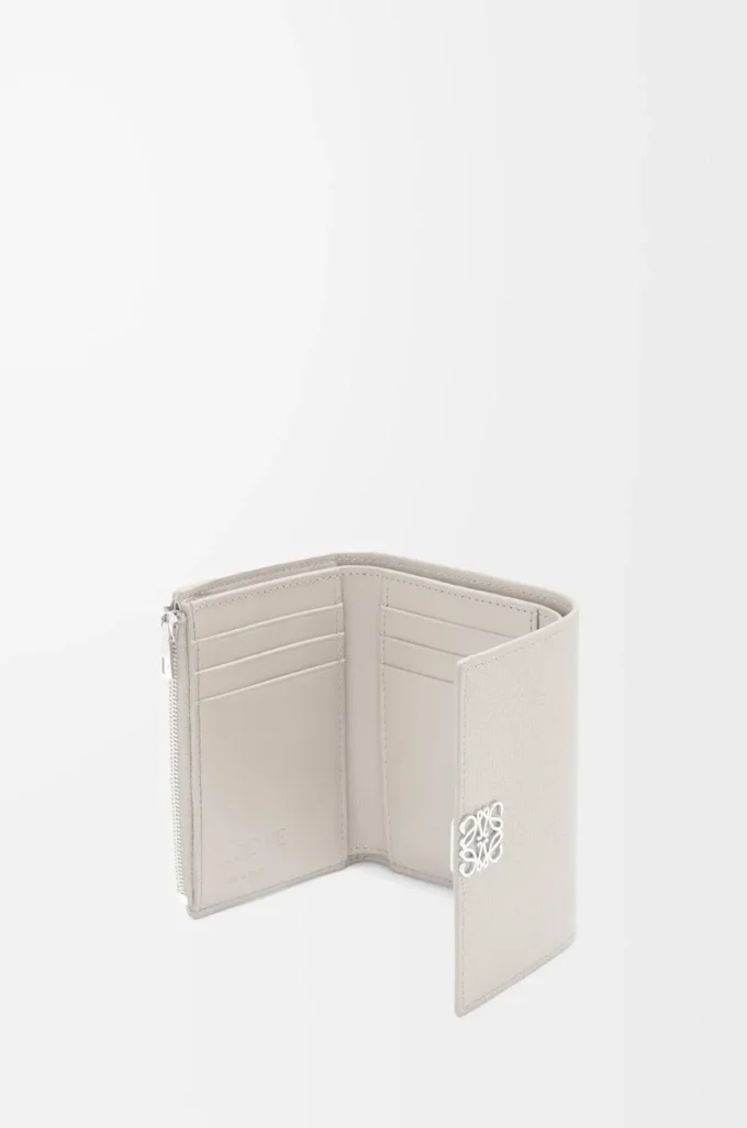 Petit portefeuille vertical Anagram en cuir de veau grainé Light Ghost