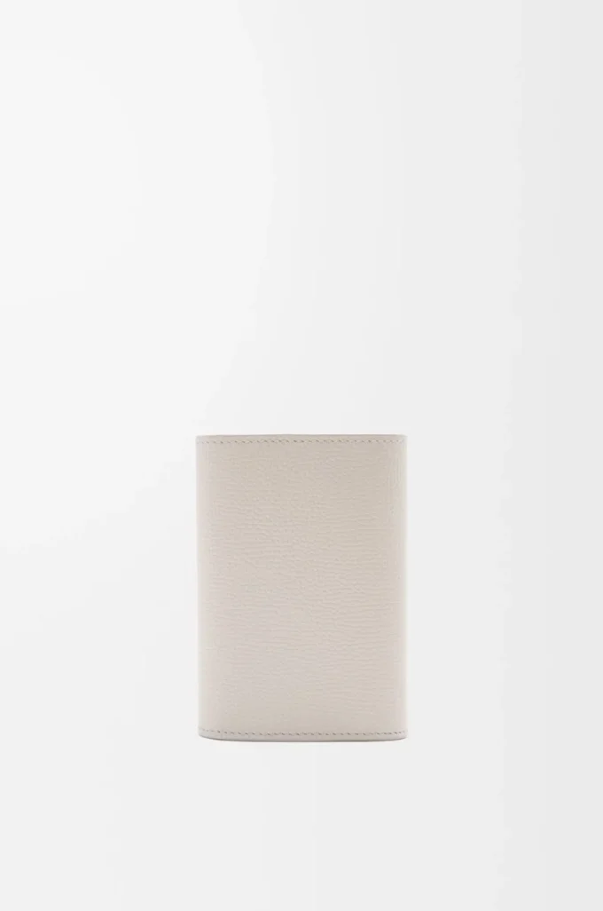 Petit portefeuille vertical Anagram en cuir de veau grainé Light Ghost
