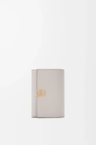 Petit portefeuille vertical Anagram en cuir de veau grainé Light Ghost Grey