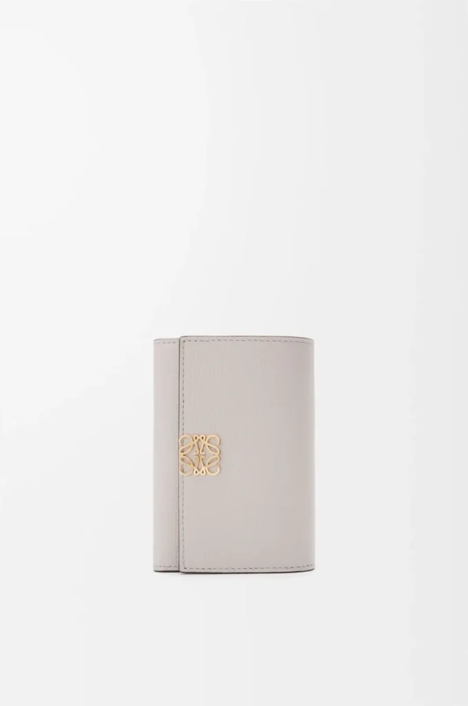 Petit portefeuille vertical Anagram en cuir de veau grainé Light Ghost Grey