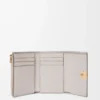 Petit portefeuille vertical Anagram en cuir de veau grainé Light Ghost Grey