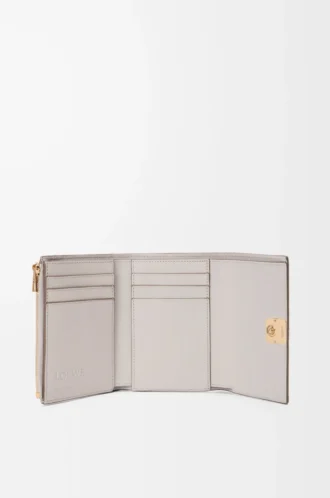 Petit portefeuille vertical Anagram en cuir de veau grainé Light Ghost Grey