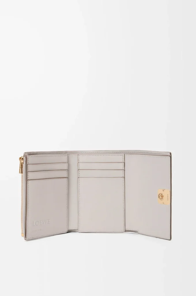 Petit portefeuille vertical Anagram en cuir de veau grainé Light Ghost Grey