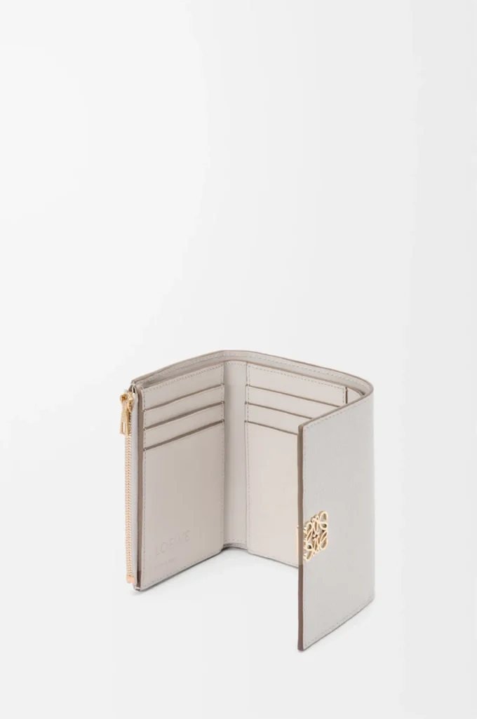 Petit portefeuille vertical Anagram en cuir de veau grainé Light Ghost Grey