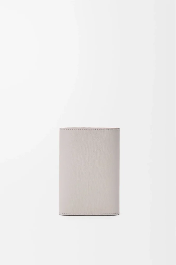 Petit portefeuille vertical Anagram en cuir de veau grainé Light Ghost Grey