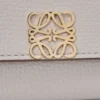 Petit portefeuille vertical Anagram en cuir de veau grainé Light Ghost Grey