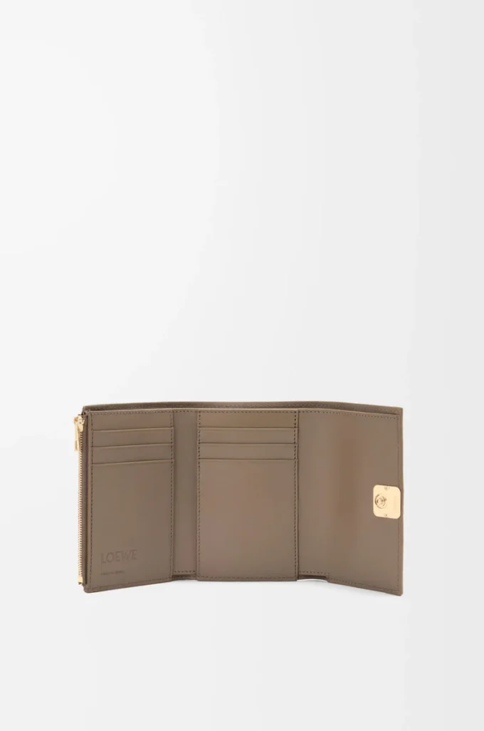 Petit portefeuille vertical Anagram en cuir de veau grainé Taupe Petit portefeuille vertical Anagram en cuir de veau grainé Taupe