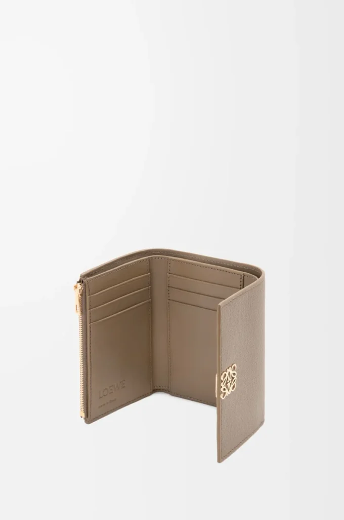 Petit portefeuille vertical Anagram en cuir de veau grainé Taupe Petit portefeuille vertical Anagram en cuir de veau grainé Taupe
