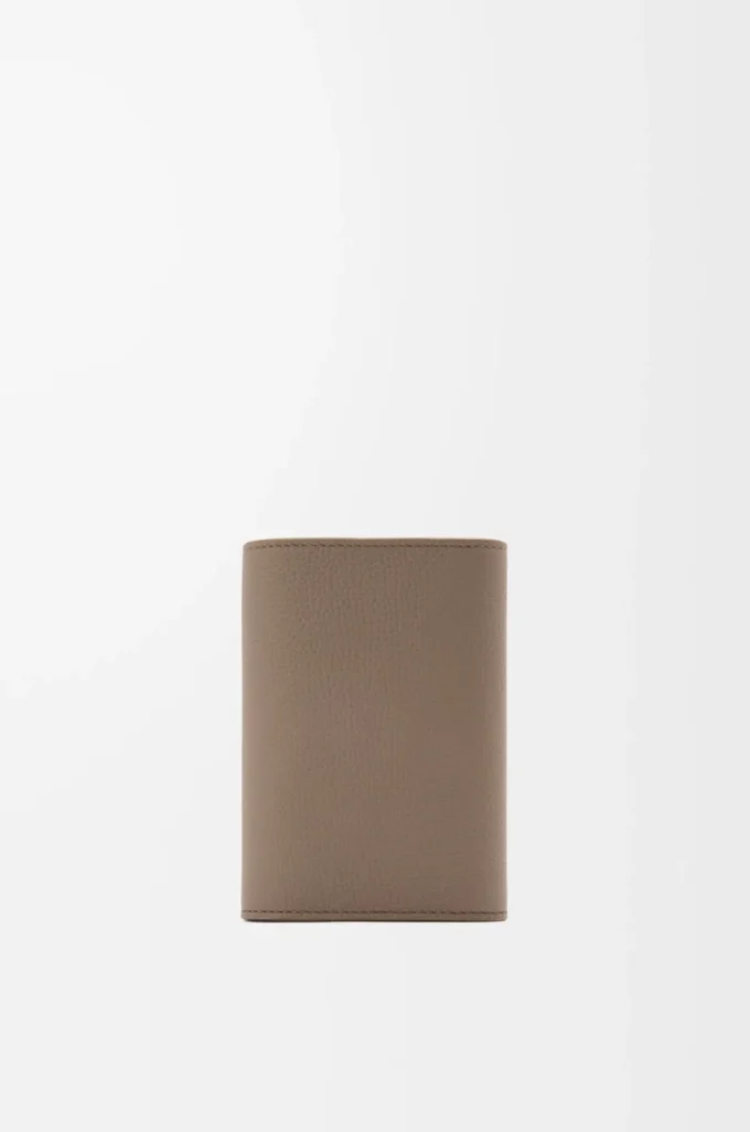 Petit portefeuille vertical Anagram en cuir de veau grainé Taupe Petit portefeuille vertical Anagram en cuir de veau grainé Taupe