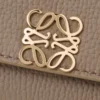 Petit portefeuille vertical Anagram en cuir de veau grainé Taupe Petit portefeuille vertical Anagram en cuir de veau grainé Taupe