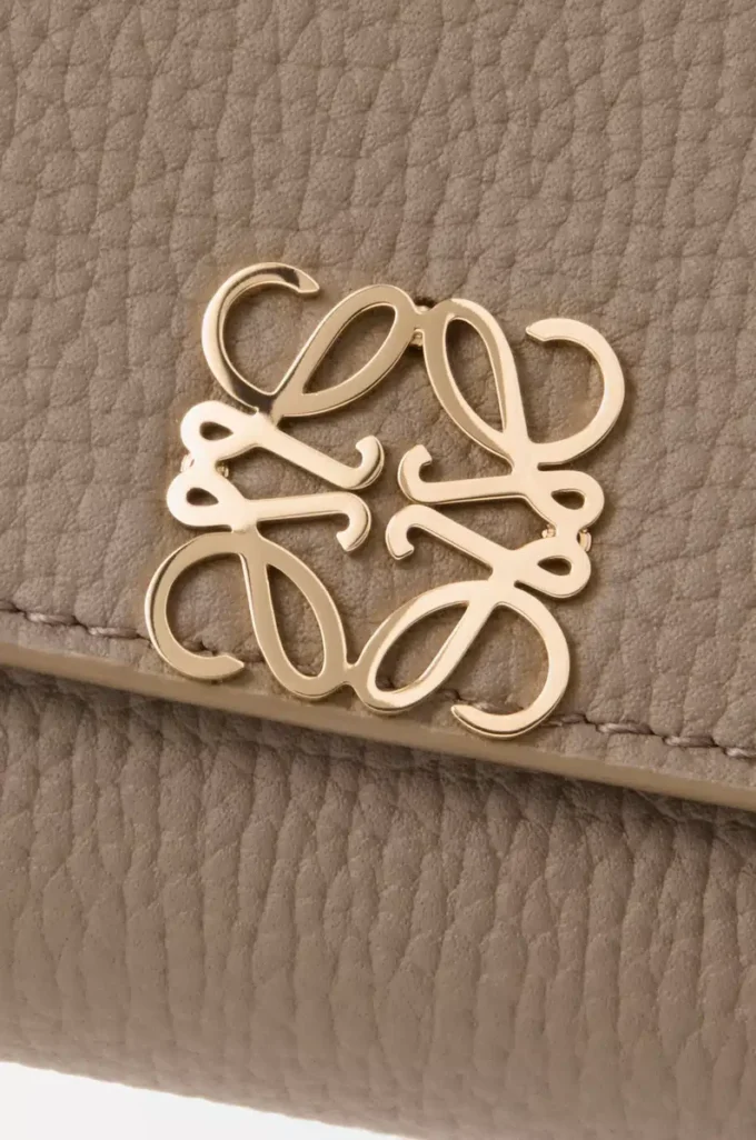 Petit portefeuille vertical Anagram en cuir de veau grainé Taupe Petit portefeuille vertical Anagram en cuir de veau grainé Taupe