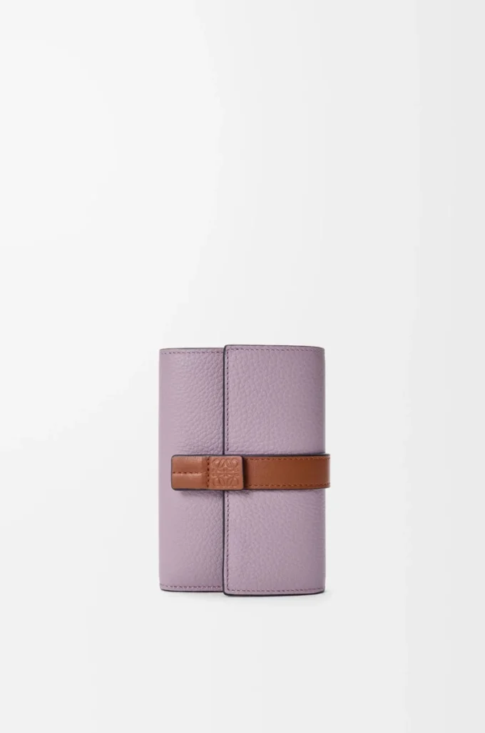 Petit portefeuille vertical en cuir de veau grainé souple Dirty Mauve/Squirrel Petit portefeuille vertical en cuir de veau grainé souple Dirty Mauve/Squirrel