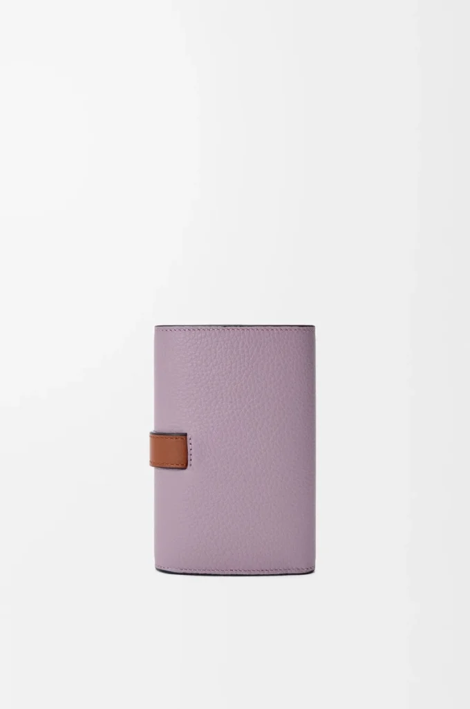 Petit portefeuille vertical en cuir de veau grainé souple Dirty Mauve/Squirrel Petit portefeuille vertical en cuir de veau grainé souple Dirty Mauve/Squirrel