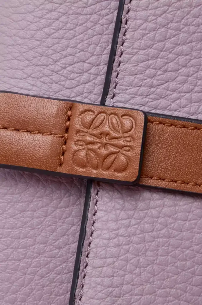 Petit portefeuille vertical en cuir de veau grainé souple Dirty Mauve/Squirrel Petit portefeuille vertical en cuir de veau grainé souple Dirty Mauve/Squirrel
