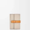 Petit portefeuille vertical en cuir de veau grainé souple Light Oat/Honey