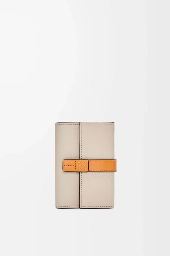 Petit portefeuille vertical en cuir de veau grainé souple Light Oat/Honey