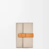 Petit portefeuille vertical en cuir de veau grainé souple Light Oat/Honey Petit portefeuille vertical en cuir de veau grainé souple Light Oat/Honey