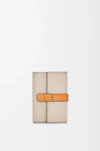 Petit portefeuille vertical en cuir de veau grainé souple Light Oat/Honey