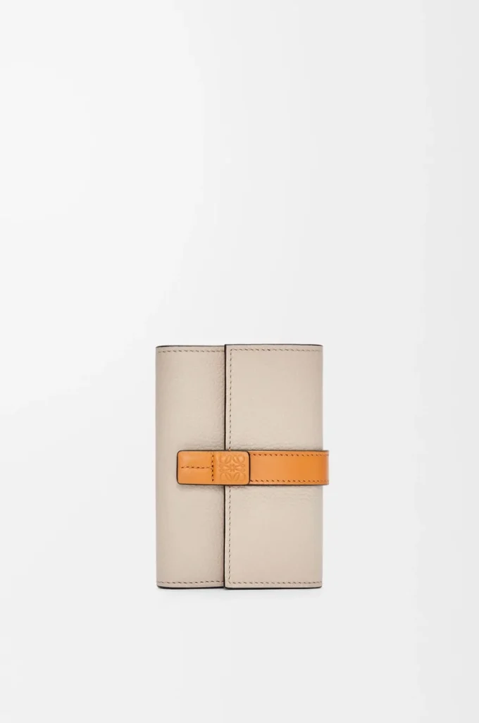 Petit portefeuille vertical en cuir de veau grainé souple Light Oat/Honey Petit portefeuille vertical en cuir de veau grainé souple Light Oat/Honey