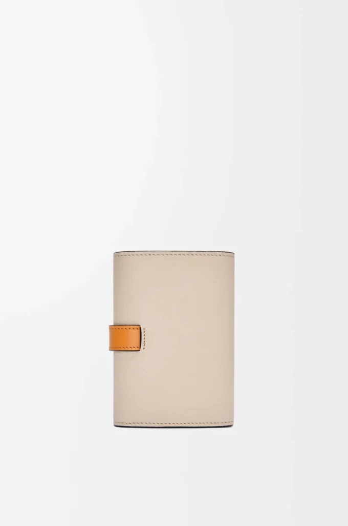 Petit portefeuille vertical en cuir de veau grainé souple Light Oat/Honey