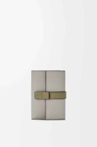 Petit portefeuille vertical en cuir de veau grainé souple Shell Grey/Eucalyptus