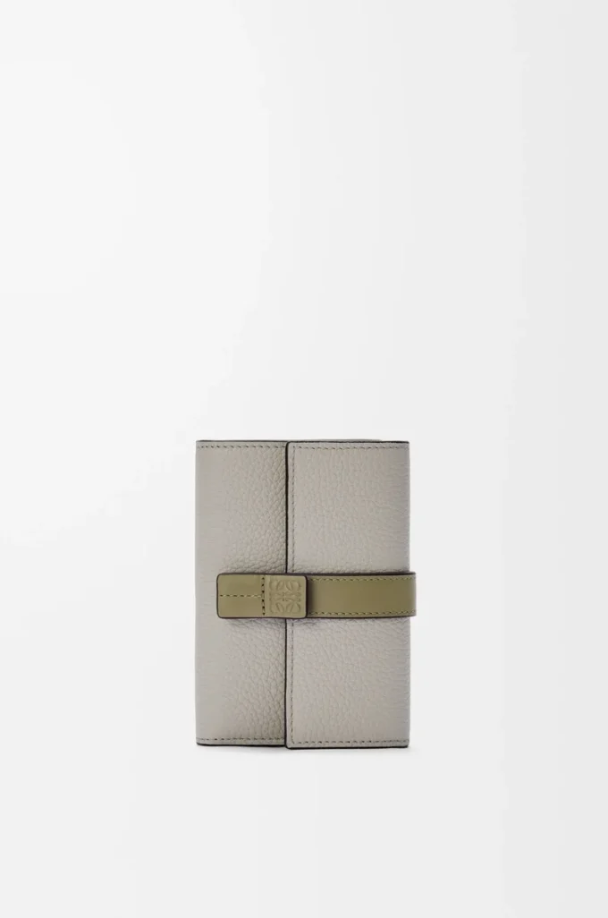 Petit portefeuille vertical en cuir de veau grainé souple Shell Grey/Eucalyptus