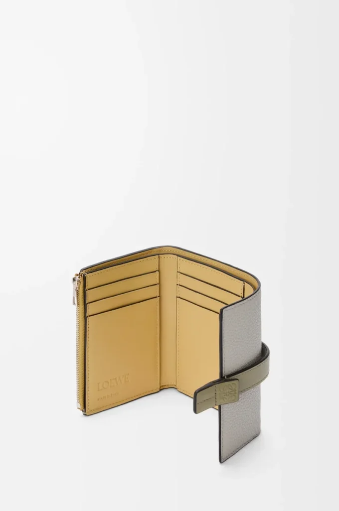 Petit portefeuille vertical en cuir de veau grainé souple Shell Grey/Eucalyptus