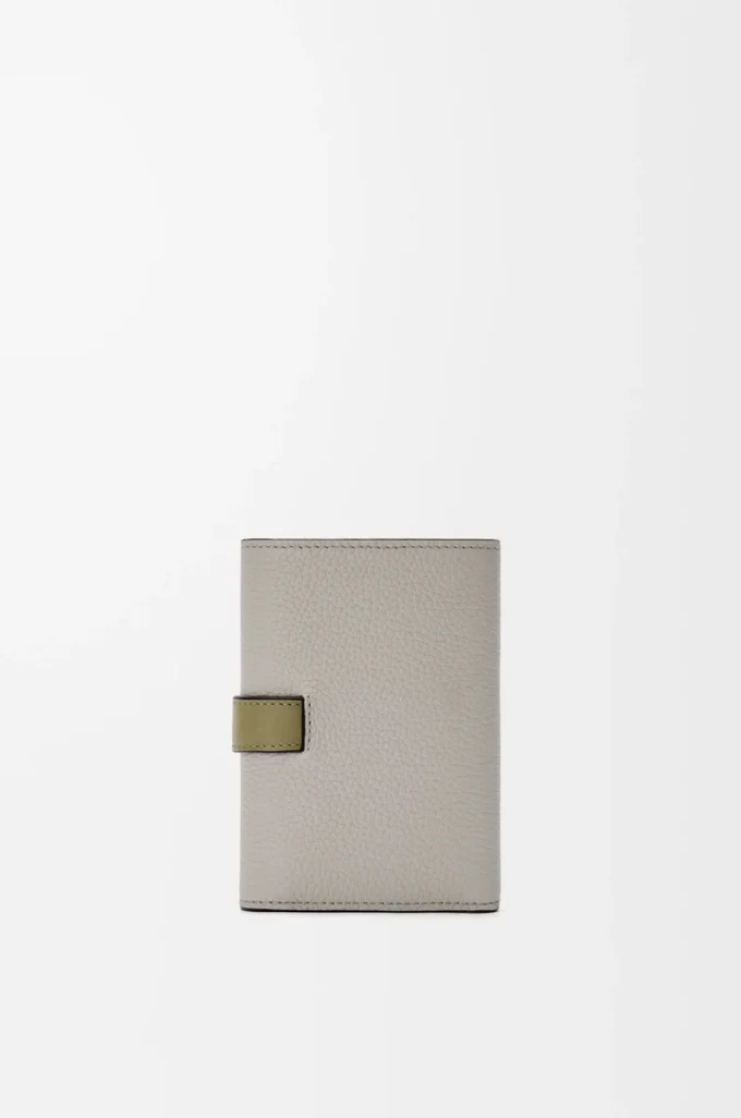 Petit portefeuille vertical en cuir de veau grainé souple Shell Grey/Eucalyptus