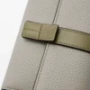Petit portefeuille vertical en cuir de veau grainé souple Shell Grey/Eucalyptus