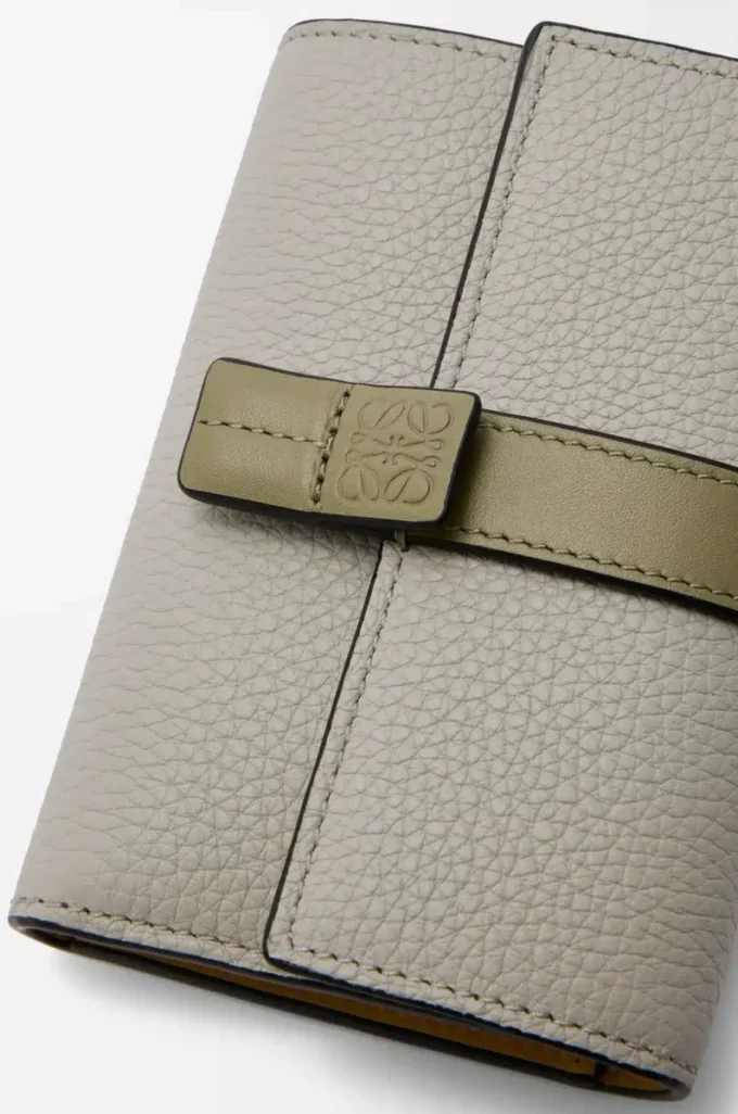 Petit portefeuille vertical en cuir de veau grainé souple Shell Grey/Eucalyptus