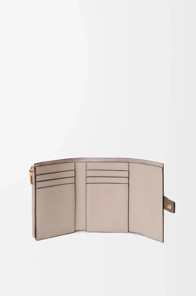 Petit portefeuille vertical en cuir de veau grainé souple Taupe/Or Petit portefeuille vertical en cuir de veau grainé souple Taupe/Or
