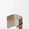 Petit portefeuille vertical en cuir de veau grainé souple Taupe/Or Petit portefeuille vertical en cuir de veau grainé souple Taupe/Or