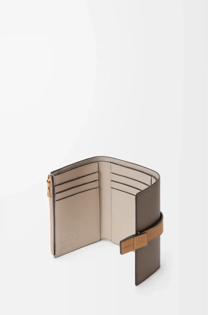 Petit portefeuille vertical en cuir de veau grainé souple Taupe/Or Petit portefeuille vertical en cuir de veau grainé souple Taupe/Or