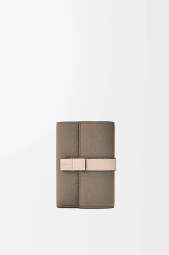 Petit portefeuille vertical en cuir de veau grainé souple Taupe/Talc