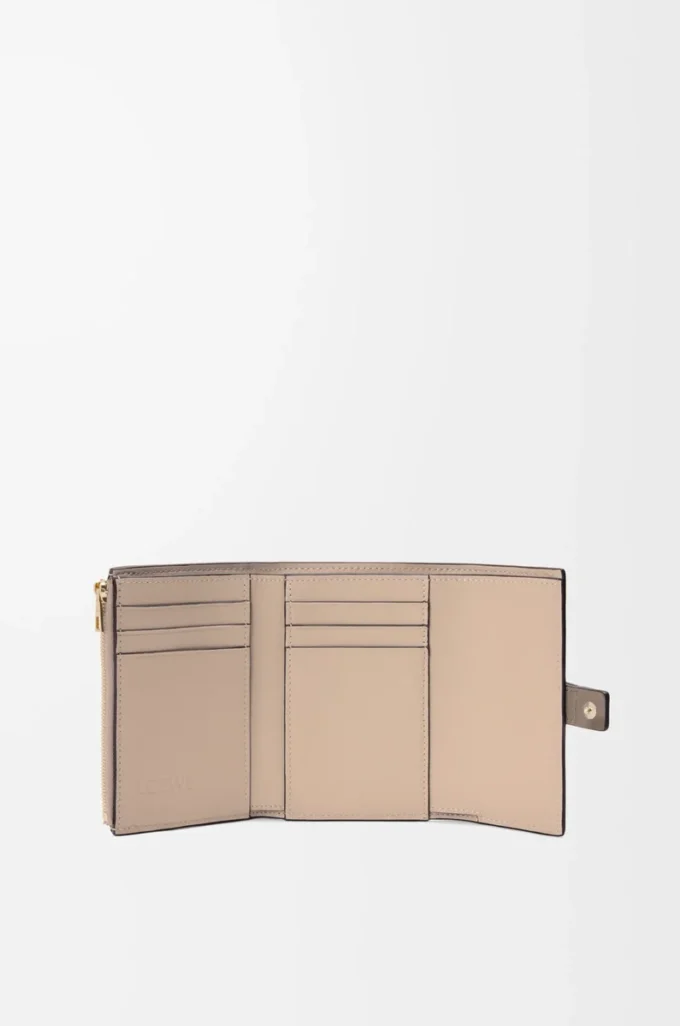 Petit portefeuille vertical en cuir de veau grainé souple Taupe/Talc