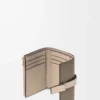 Petit portefeuille vertical en cuir de veau grainé souple Taupe/Talc