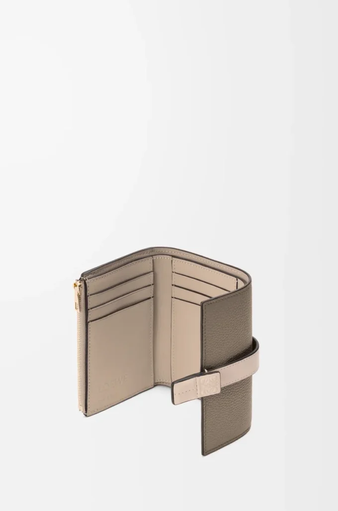 Petit portefeuille vertical en cuir de veau grainé souple Taupe/Talc