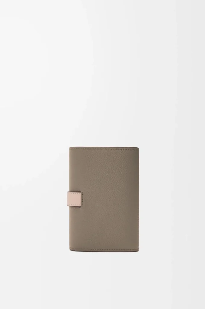 Petit portefeuille vertical en cuir de veau grainé souple Taupe/Talc
