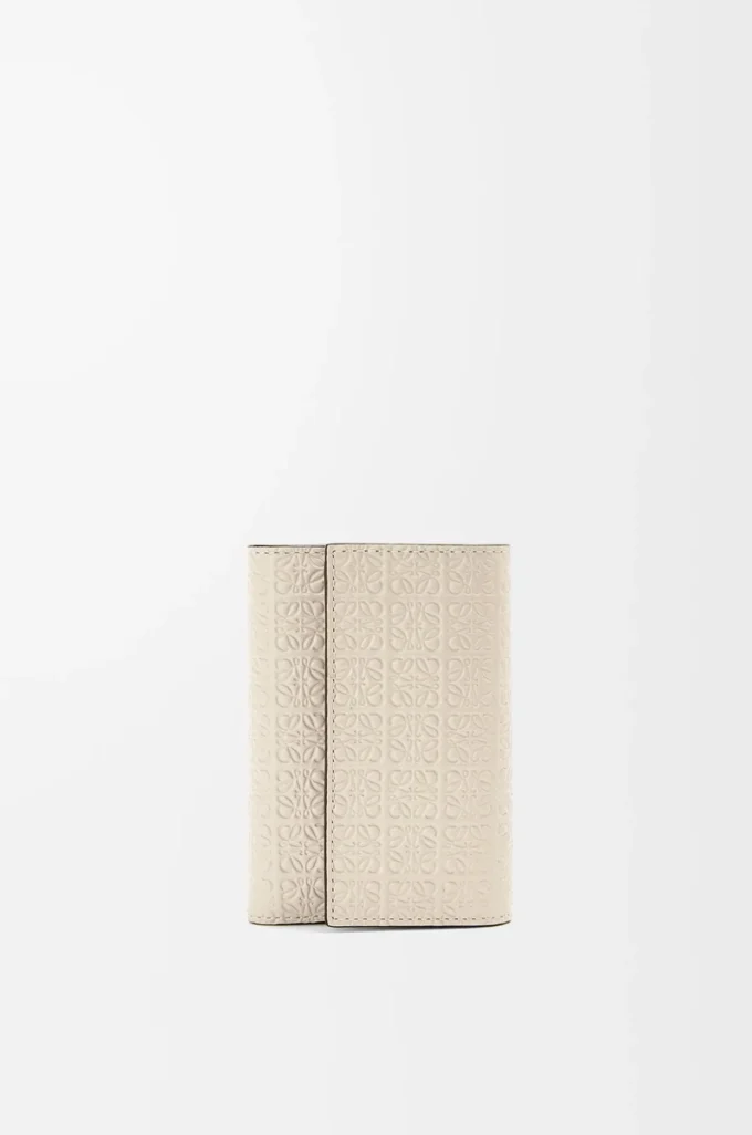 Petit portefeuille vertical en cuir de veau satiné et grainé, motif répété, couleur Light Oat
