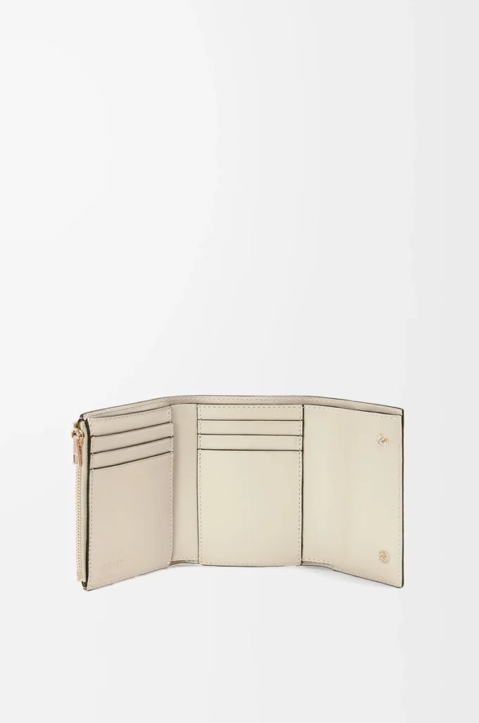 Petit portefeuille vertical en cuir de veau satiné et grainé, motif répété, couleur Light Oat