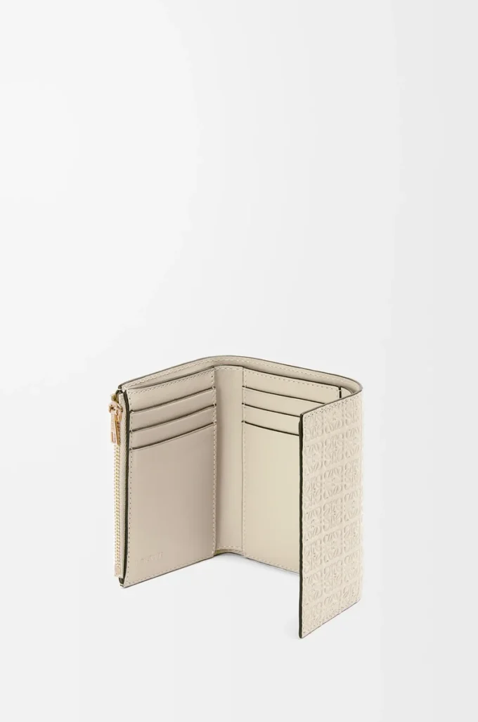 Petit portefeuille vertical en cuir de veau satiné et grainé, motif répété, couleur Light Oat