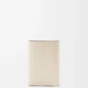 Petit portefeuille vertical en cuir de veau satiné et grainé, motif répété, couleur Light Oat