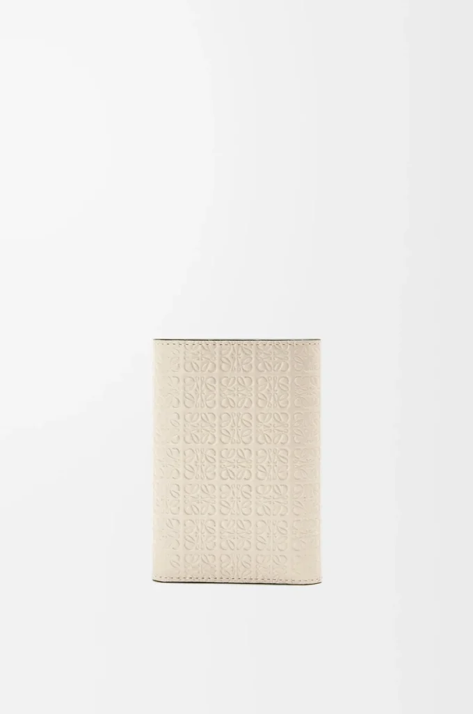 Petit portefeuille vertical en cuir de veau satiné et grainé, motif répété, couleur Light Oat