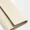 Petit portefeuille vertical en cuir de veau satiné et grainé, motif répété, couleur Light Oat