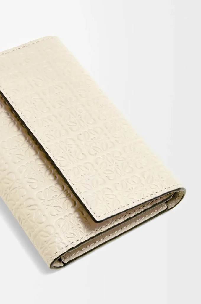 Petit portefeuille vertical en cuir de veau satiné et grainé, motif répété, couleur Light Oat