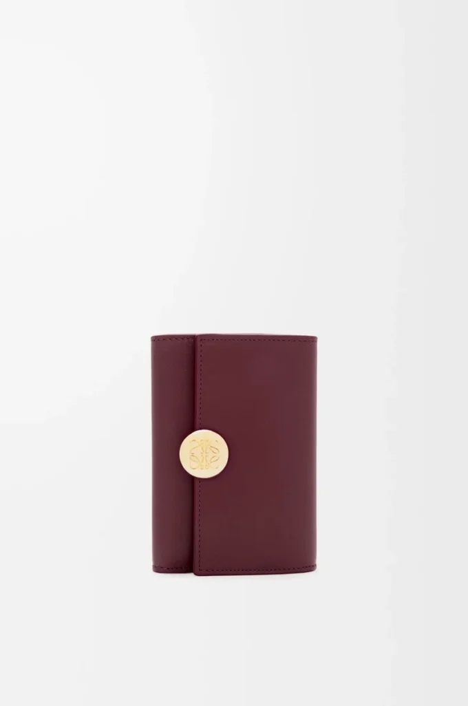 Petit portefeuille vertical grainé en cuir de veau nappa brillant Bordeaux