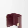 Petit portefeuille vertical grainé en cuir de veau nappa brillant Bordeaux