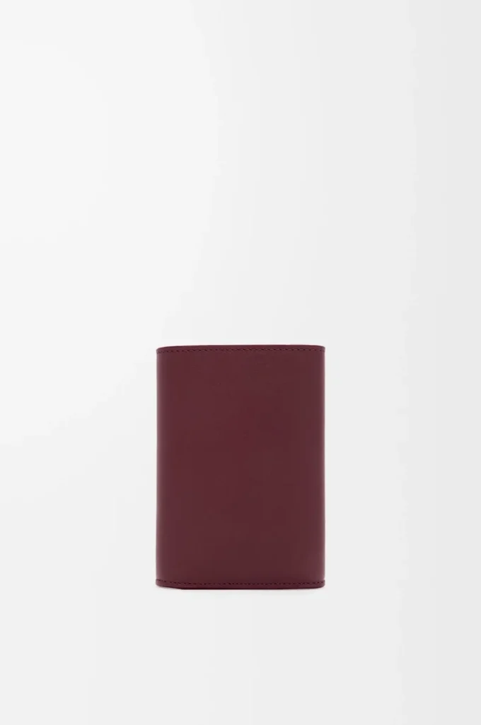 Petit portefeuille vertical grainé en cuir de veau nappa brillant Bordeaux